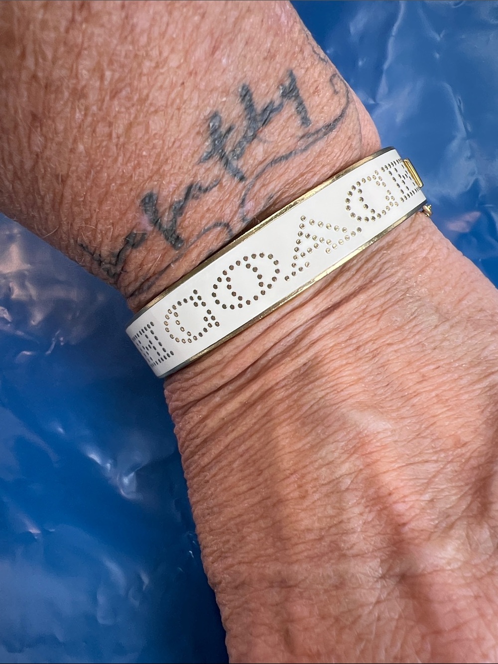 Coach, gold hinged bracelet - Picture 4 of 5